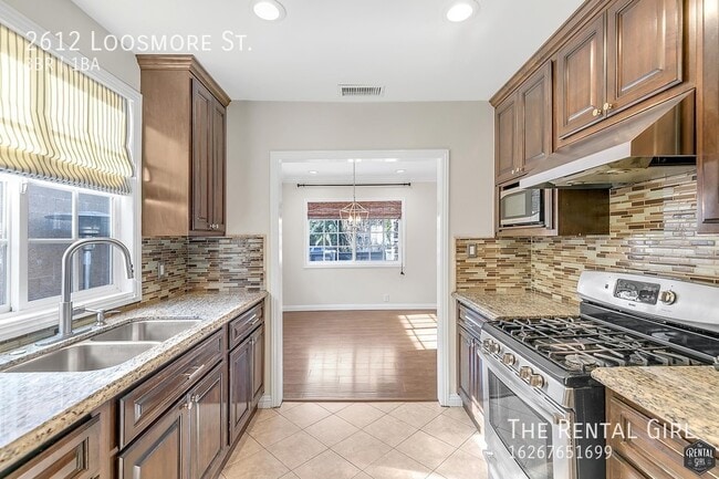 Building Photo - Spacious 3 Bedroom Single Family Home | Fu...