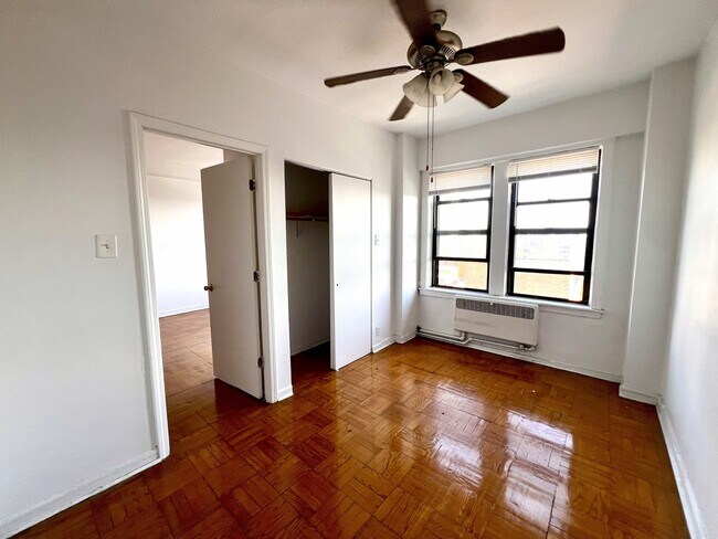 Building Photo - 6230 N Kenmore Ave
