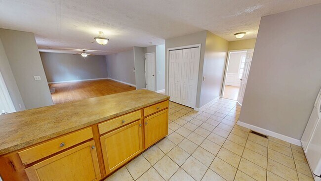 Building Photo - Open Floor Plan with Fenced Back Yard in L...