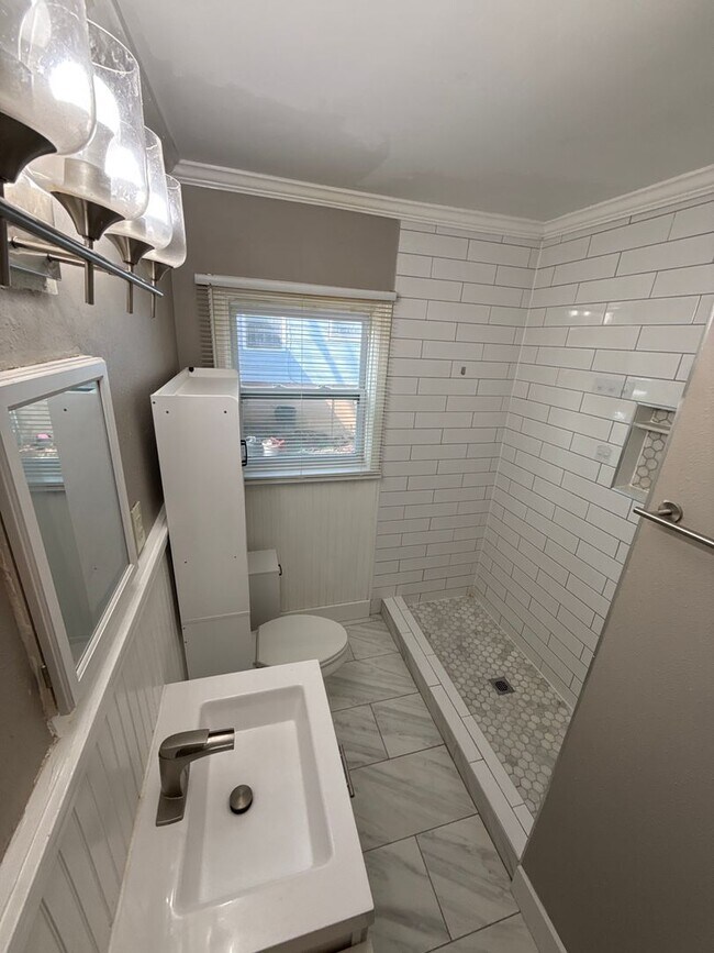 Building Photo - 1268 Eastland Rd SE