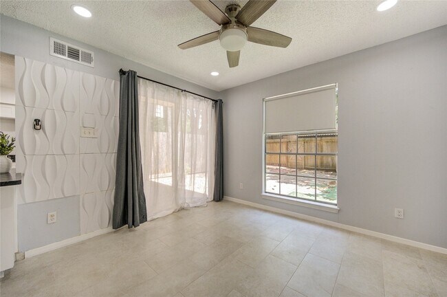 Building Photo - 7965 Kendalia Dr