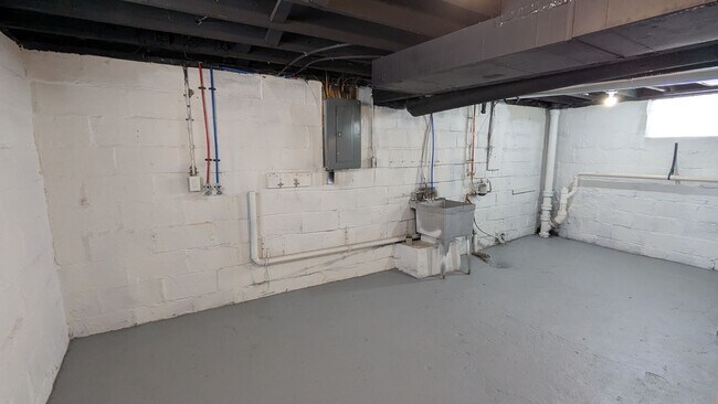 Building Photo - Welcome to this newly renovated, 3-bedroom home located in the heart of Akron