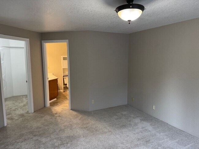 Building Photo - SINGLE LEVEL 3 BEDROOM HOME, FENCED IN YARD