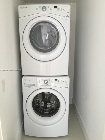 Building Photo - 1300 Brickell Bay Dr