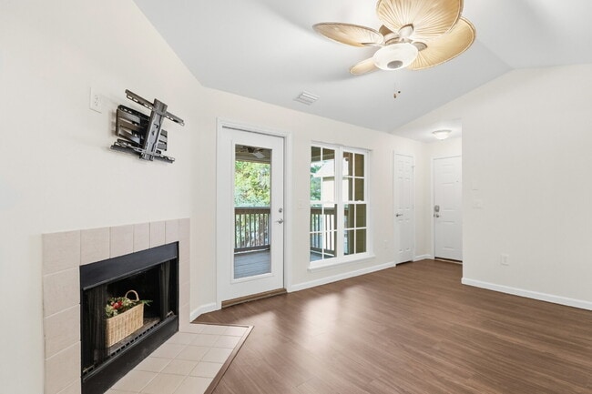 Building Photo - "Discover Coastal Comfort: Spacious 2-Bed, 2-Bath Condo at Summer House, Hilton Head Island!"