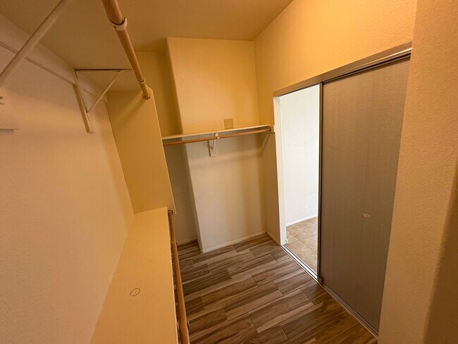 Building Photo - 10739 W Bermuda Dr