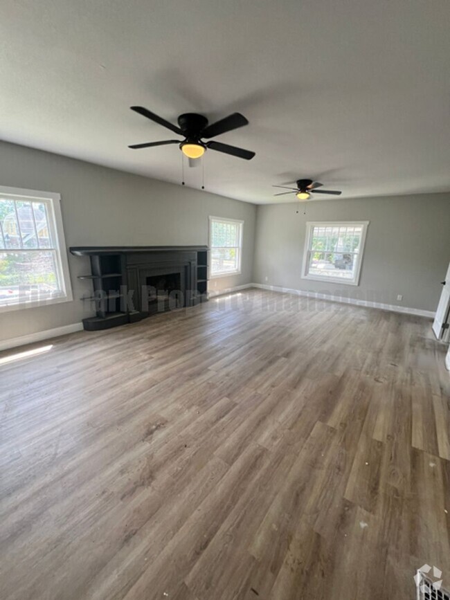 Building Photo - Newly Renovated Home Available NOW in Chat...