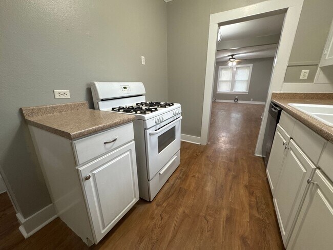 Building Photo - 4 Bed 2 Bath Home - HUGE BACKYARD