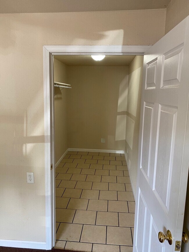 Building Photo - 319 E Mill St