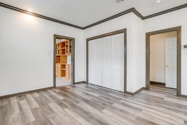 Building Photo - Well Maintained 3 Bed, 2 Bath in Establish...