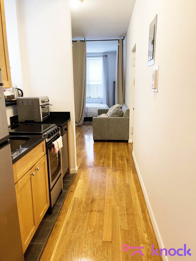 Building Photo - 246 W 22nd St