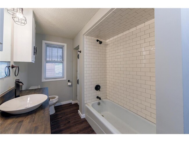 Building Photo - 11020 W River Rd