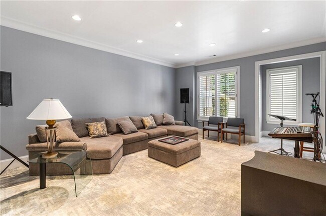 Building Photo - 4000 Heatherwood Way