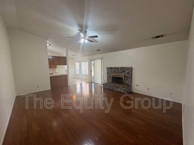 Building Photo - 5936 W Oak Ave