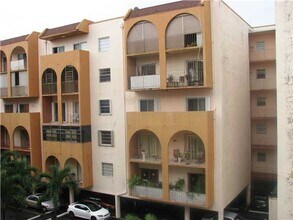 Building Photo - Spacious 1 Bed, 1.5 Bath Apartment in Gated Hialeah Community - Available July 2025!