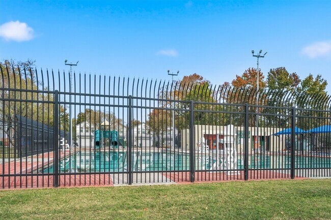 Building Photo - 8595 Parkway Dr