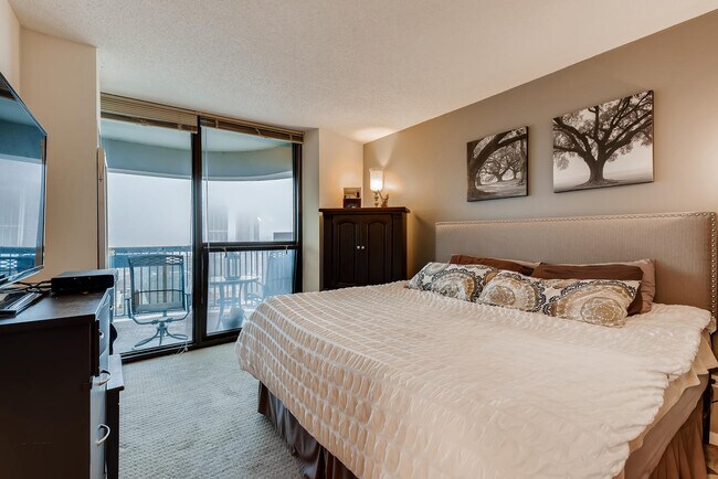 Building Photo - 400 N La Salle Dr