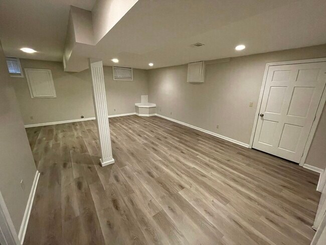 Building Photo - Stunning 4BR 2.5BA w/ Granite Kitchen in South Overland Park