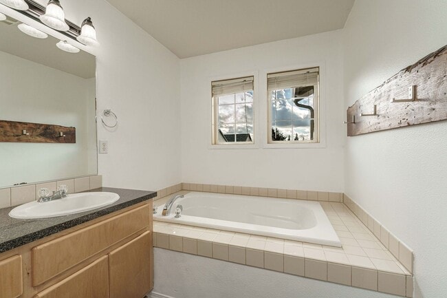 Building Photo - $500 Move In Special  4 Bedroom 2.5 Bath N...