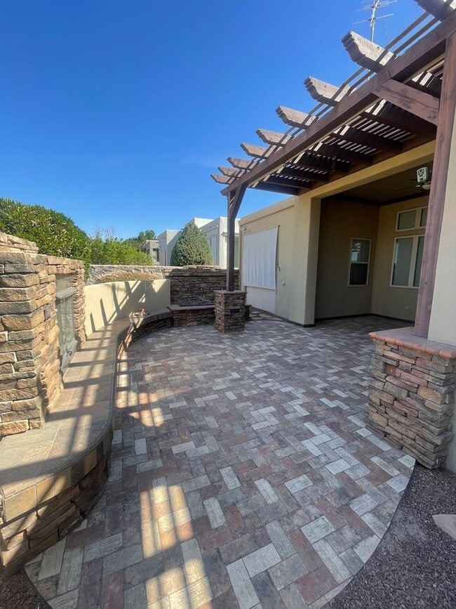 Building Photo - Gorgeous home in The Boulders at Sonoma Ra...