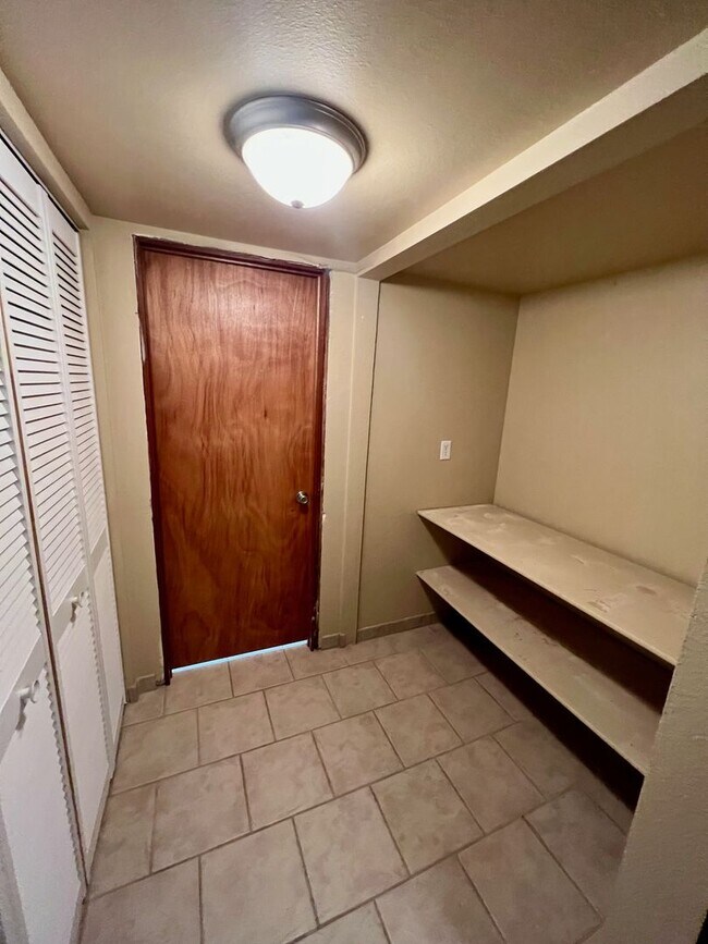 Building Photo - Beautiful 5 Bedroom Ranch Style Home in No...