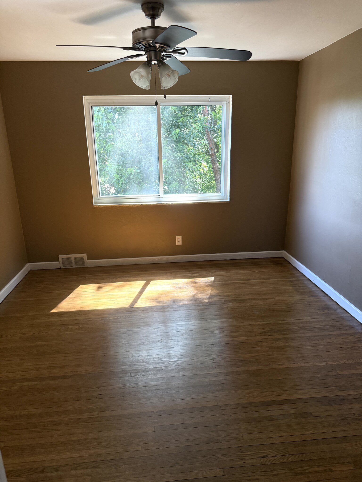Dining Room - 1035 McCabe St