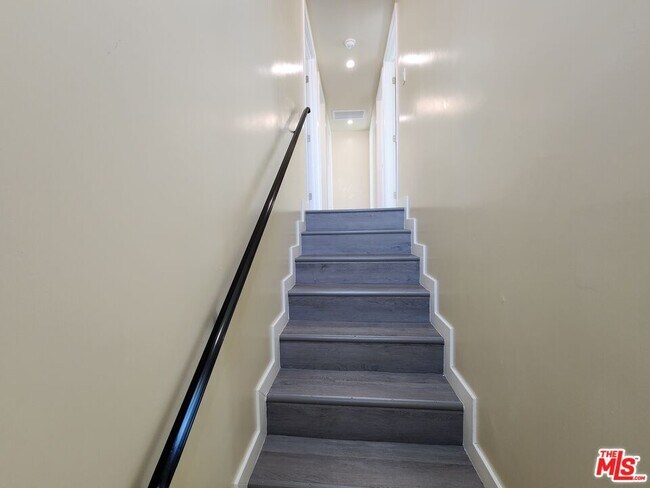 Building Photo - 1535 W 80th St