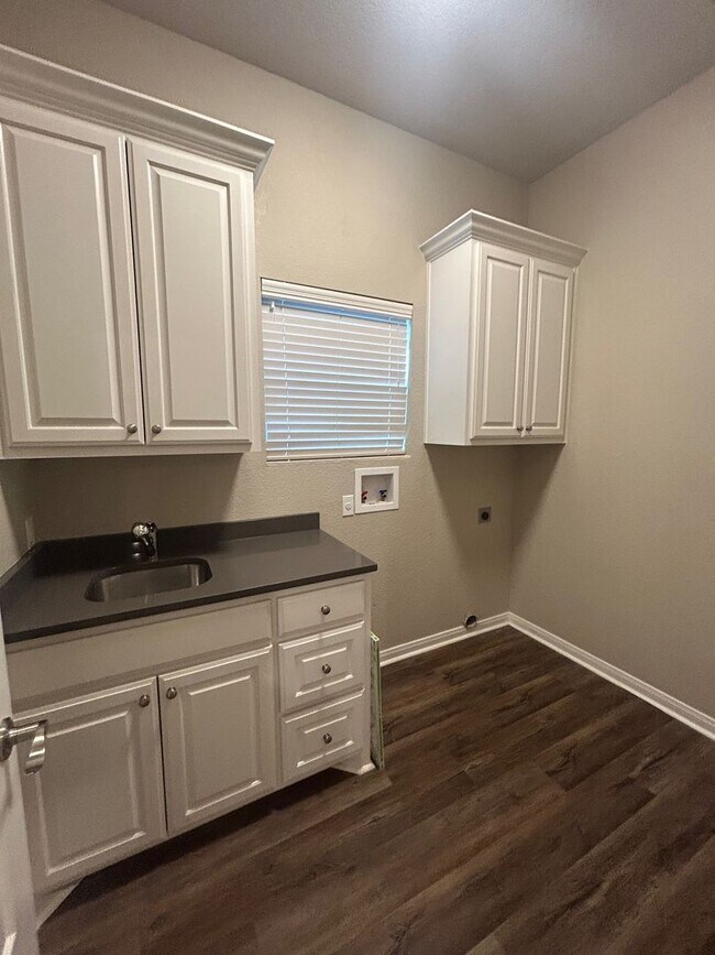 Building Photo - Beautiful Midway ISD Home