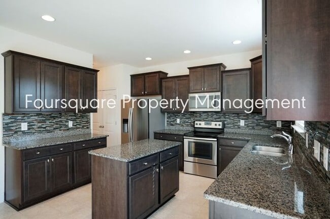 Building Photo - Spacious Single-Family Home with Open Floor Plan, Loft & Two-Car Garage – In the Popular Arrowhea...