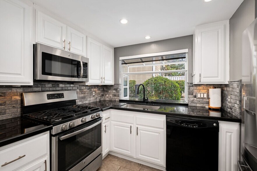 Building Photo - 7 Oak Spring Ln