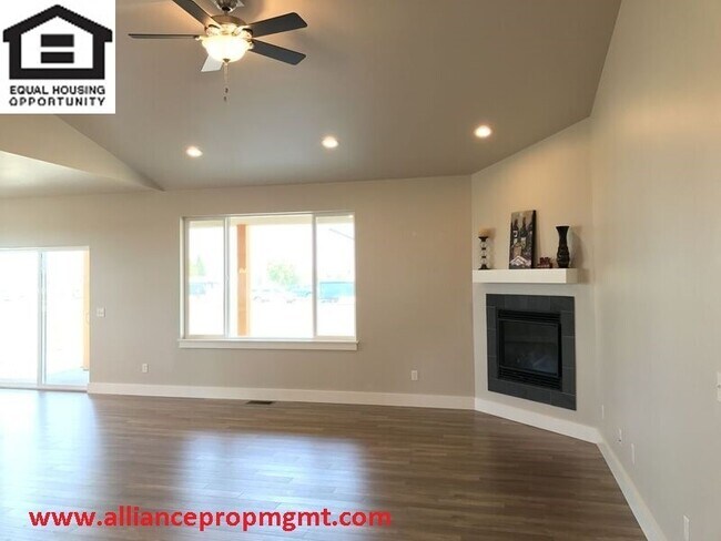 Building Photo - Spectacular 4-bedroom home in great location!