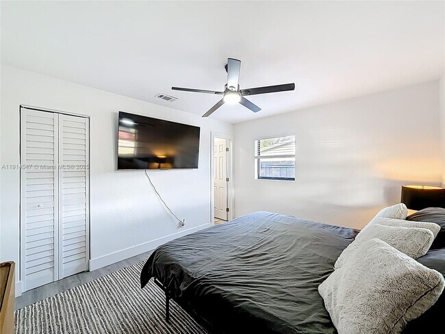 Building Photo - 600 N 66 Terrace