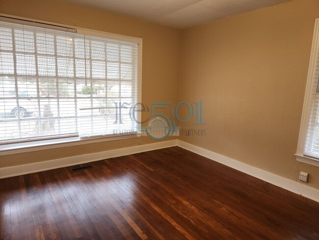 Building Photo - Great Find in Hillcrest! 2BR & 1 BA