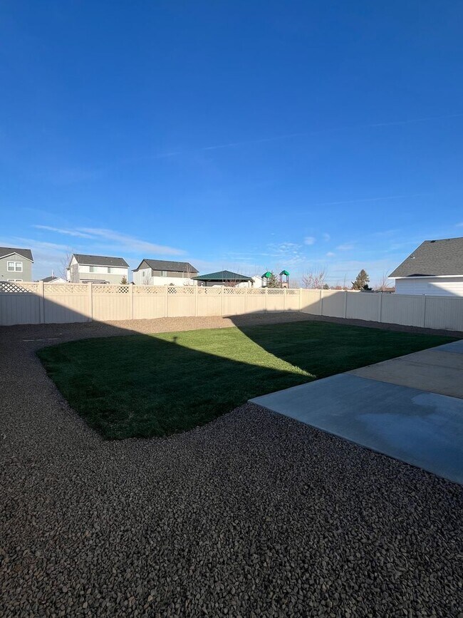 Building Photo - BRAND NEW 4 Bed 2.5 Bath Home