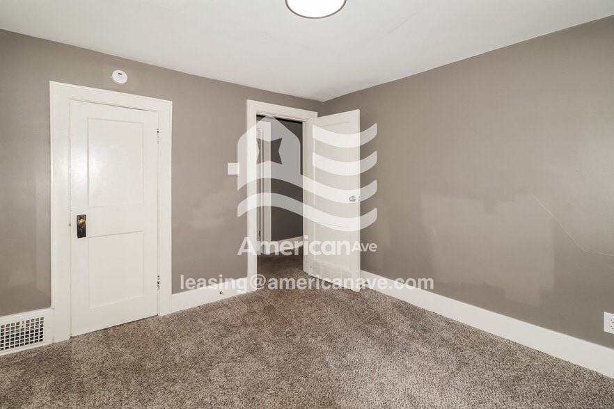 Building Photo - 1002 E Victoria St