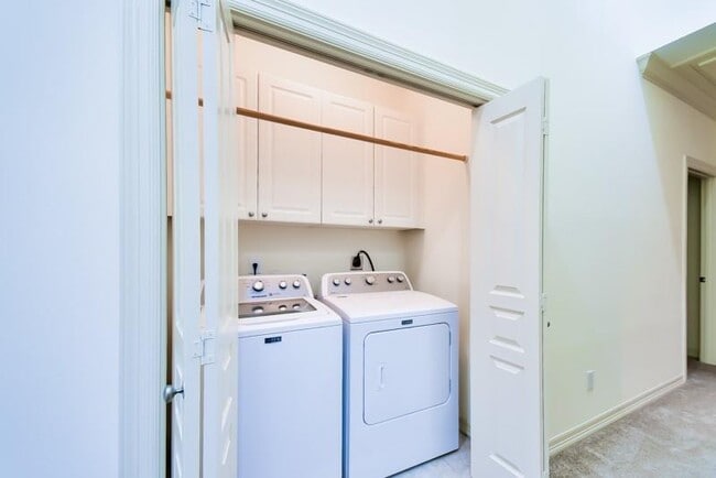 Building Photo - 845 Rosine St