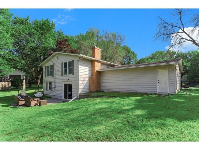 Building Photo - 455 Black Oaks Ln N