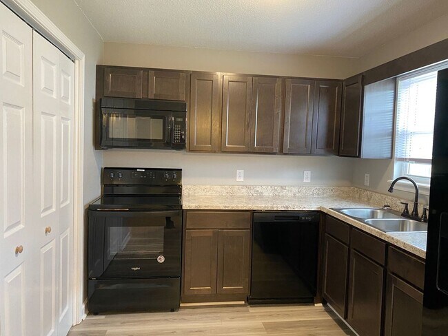 Building Photo - Newly remodeled 3 Bdr 2 Bath conveniently ...