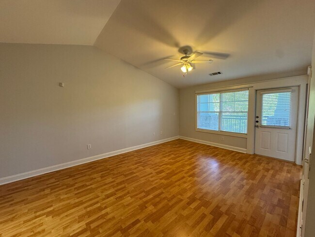 Building Photo - Available Now! 2 Bed/2 Bath in The Woodlands!