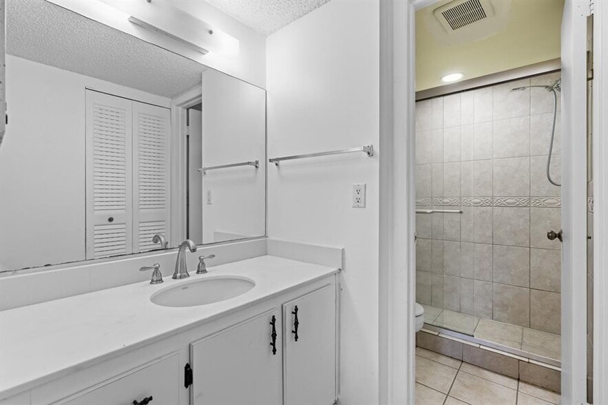 Building Photo - 6075 N Sabal Palm Blvd