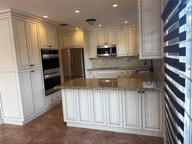 Building Photo - 819 E 26th St