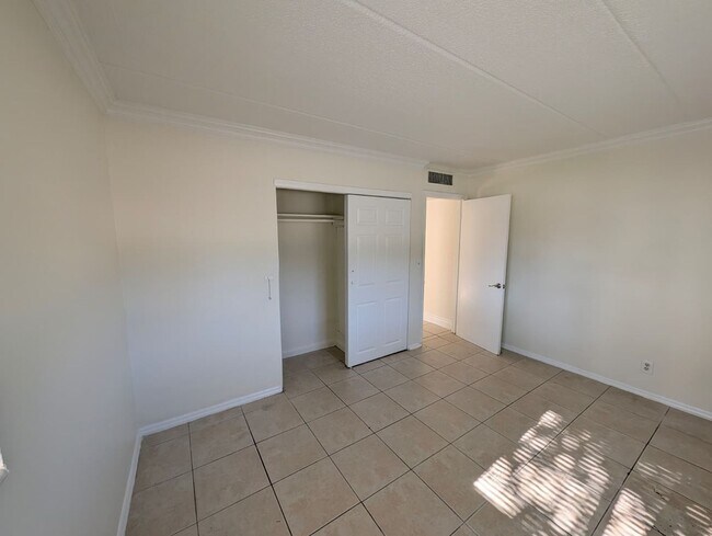 Building Photo - 817 Lighthouse Dr
