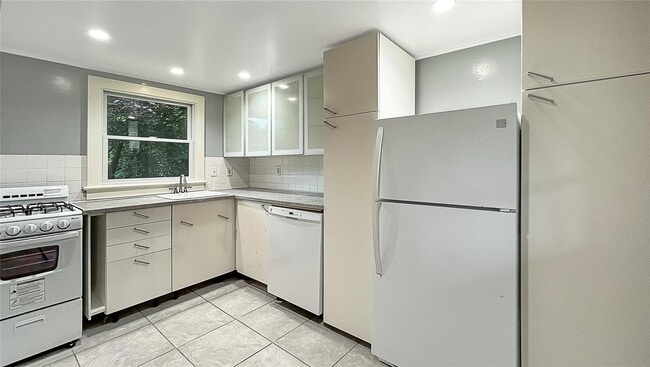 Building Photo - 1704 NY-9D