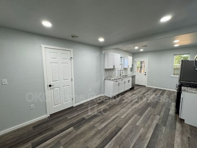 Building Photo - 510 E Perkins Ave