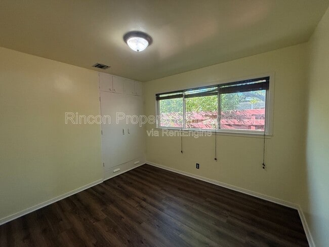 Building Photo - 3677 Willowick Dr