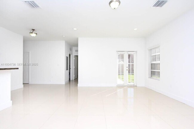 Building Photo - 15670 SW 11th Terrace