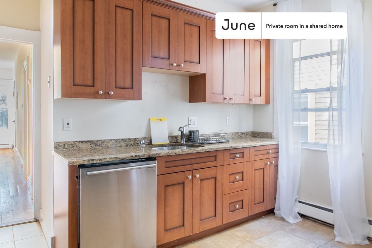 Building Photo - Room in Shared 5 bed/1 bath home in Mission Hill