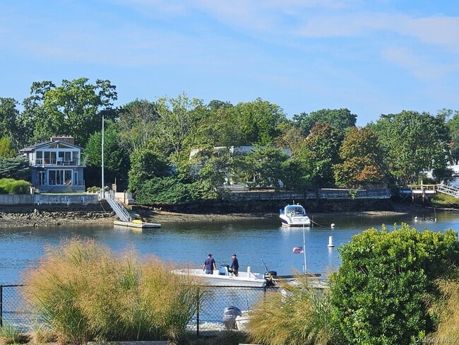 Building Photo - 1035 Shore Acres Dr