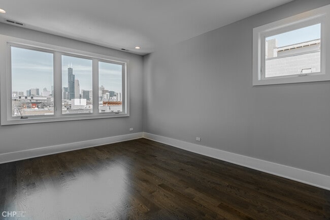 Building Photo - 562 W 18th St
