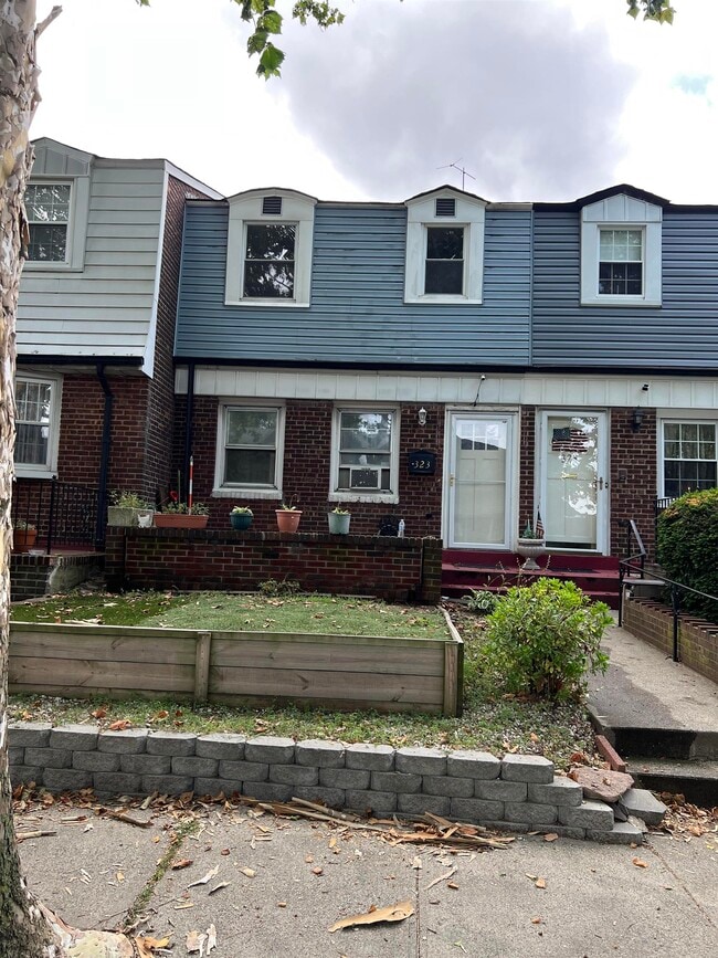 Primary Photo - 323 Stevens Ave